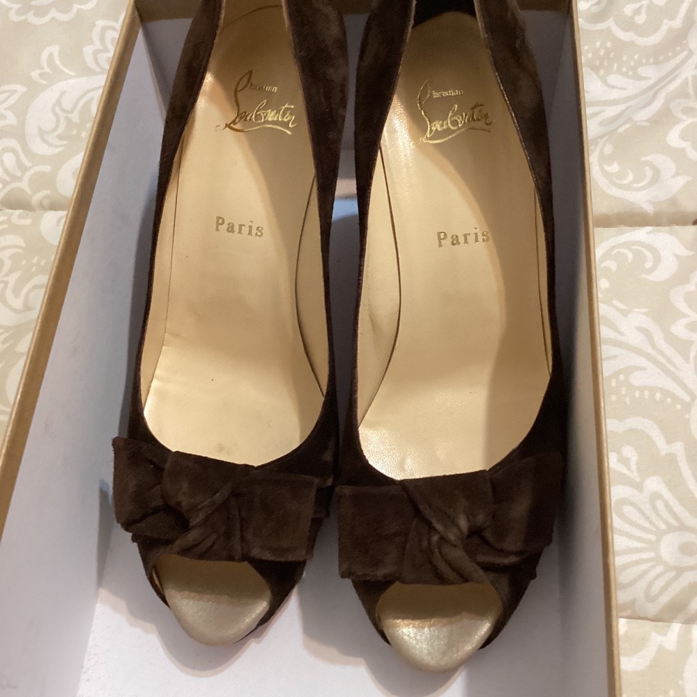 Christian Louboutin Madame Butterfly Pump Size 40 Color: Coffee